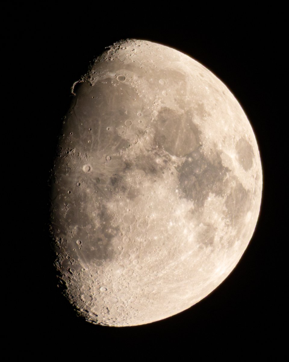 今夜の月です。
上弦を過ぎて少しずつ満ちてきましたね。

来週10月6日(月)は中秋の名月です。
昔から日本では、秋の収穫のお祝いとして、お月見をする風習があります。
今年の中秋の名月は満月の1日前の月です。
ぜひゆったりと月を眺めてみましょう。