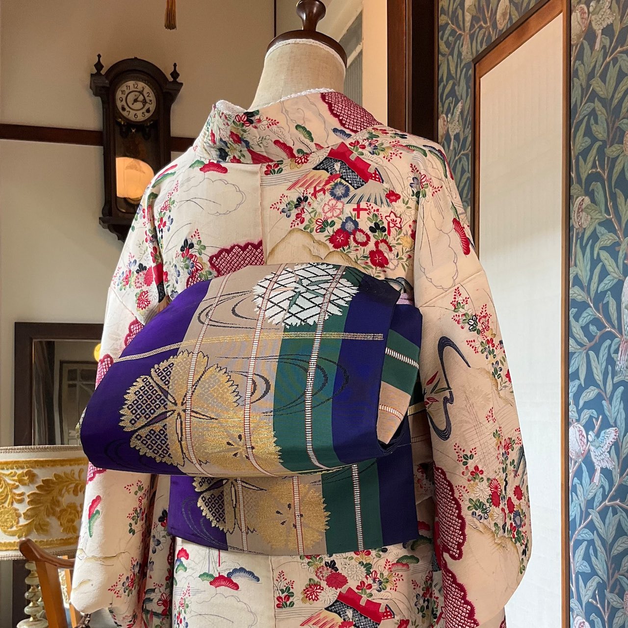 美品 伊と幸 正絹 着物 トール“松竹梅や菊、ぱっと花開く茶屋辻”訪問着S-80 未着用 金駒刺繍 着物 正絹“お着物の枠には収まらない松竹梅や菊