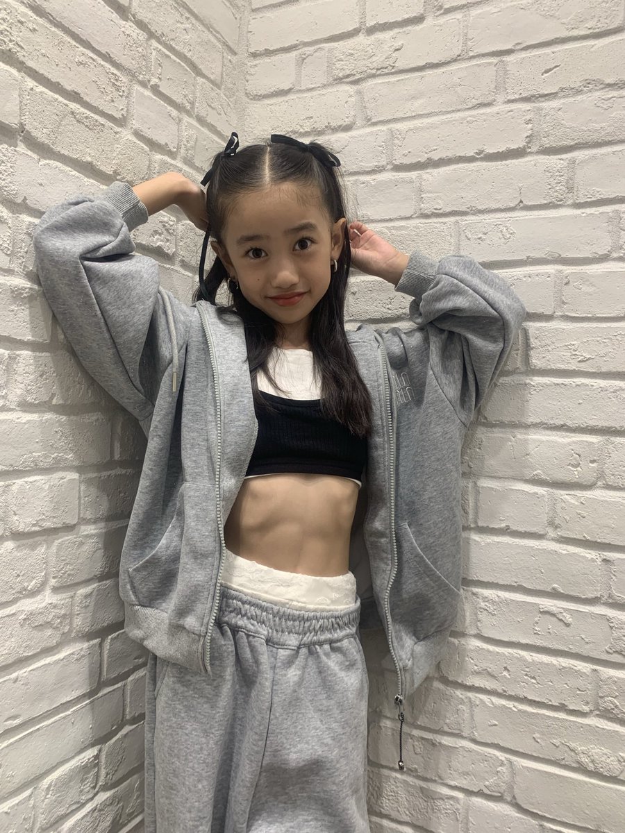 spgk_himari's tweet image. 新しいお洋服🩶🤍もうスウェットきれちゃうね！夜は🌻💛

#スプラウト学園
#ひまちゃん
#js3