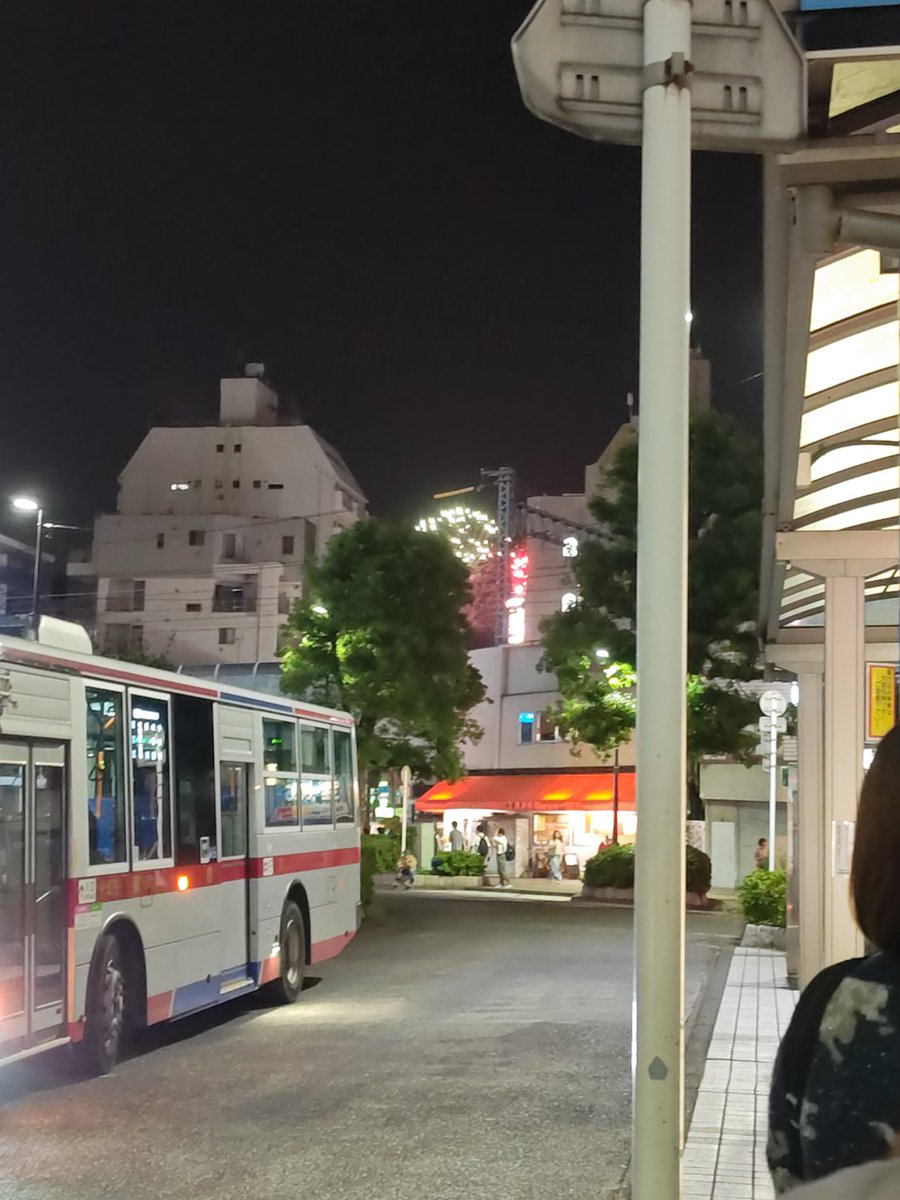 koma_Lefty's tweet photo. バス待ちしてたらパンパンでかい音がし始めて、珍走族の改造マフラーかなんかの音かと思ってたら花火だった。音がビルにめっちゃ響く。 https://t.co/M7CoSw8Ven