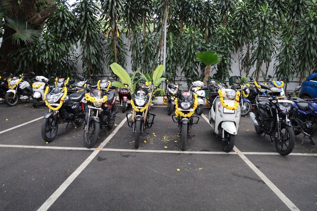 On the occasion of Ayudha Puja and Vijayadashami, Hon'ble Governor Shri Thaawarchand Gehlot performed puja for the Raj Bhavan vehicles and also for the weapons of the police guard security personnel, within the Raj Bhavan premises.