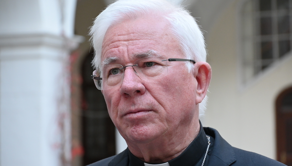 Kathpress_Wien's tweet photo. Der Salzburger #Erzbischof Franz #Lackner hat im Interview mit den "Salzburger Nachrichten" #SN einmal mehr jegliche Instrumentalisierung des Glaubens für politische Zwecke zurückgewiesen. Der Vorsitzende der Bischofskonferenz hatte sich schon am Montag in einer Aussendung kritisch zur jüngsten Rede von FPÖ-Chef Herbert #Kickl beim Parteitag in Salzburg am vergangenen Wochenende geäußert: https://t.co/LhsLcTbw56