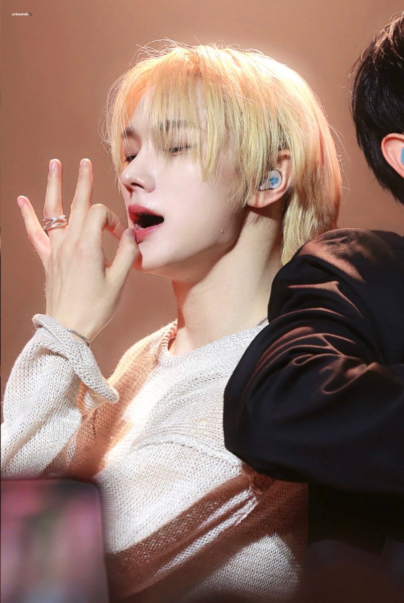 몽샹고양이 데려와서 내가 키우고 싶음
남자한테 모성애가 느껴져도 되나 이게 참.,,.,……..