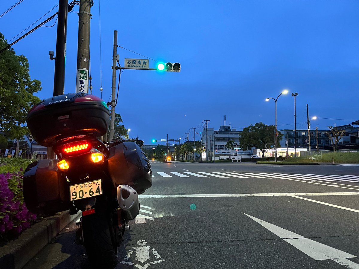 青っぽい夜明け近く

そいつまたがるんだ

1400の黒いやつで

トンネルは続くのさ

どっかいっちまえばいい