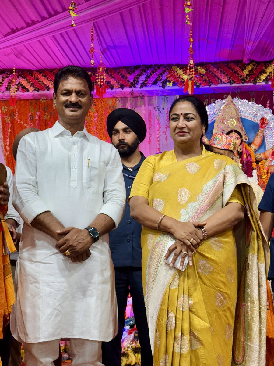 AnujSingh_BJP's tweet image. आदर्श मिथिला समिति (रजि.) शालीमार बाग के द्वारा माँ दुर्गा पूजा महोत्सव के शुभ अवसर पर आरती में दिल्ली की यशस्वी माननीय मुख्यमंत्री आदरणीय बड़ी बहन श्रीमती @gupta_rekha जी का गरिमायी आगमन हुआ। अध्यक्ष श्री संजय झा जी, समिति के महामंत्री श्री रोशन सिंह जी और सभी सदस्यों को बधाई।