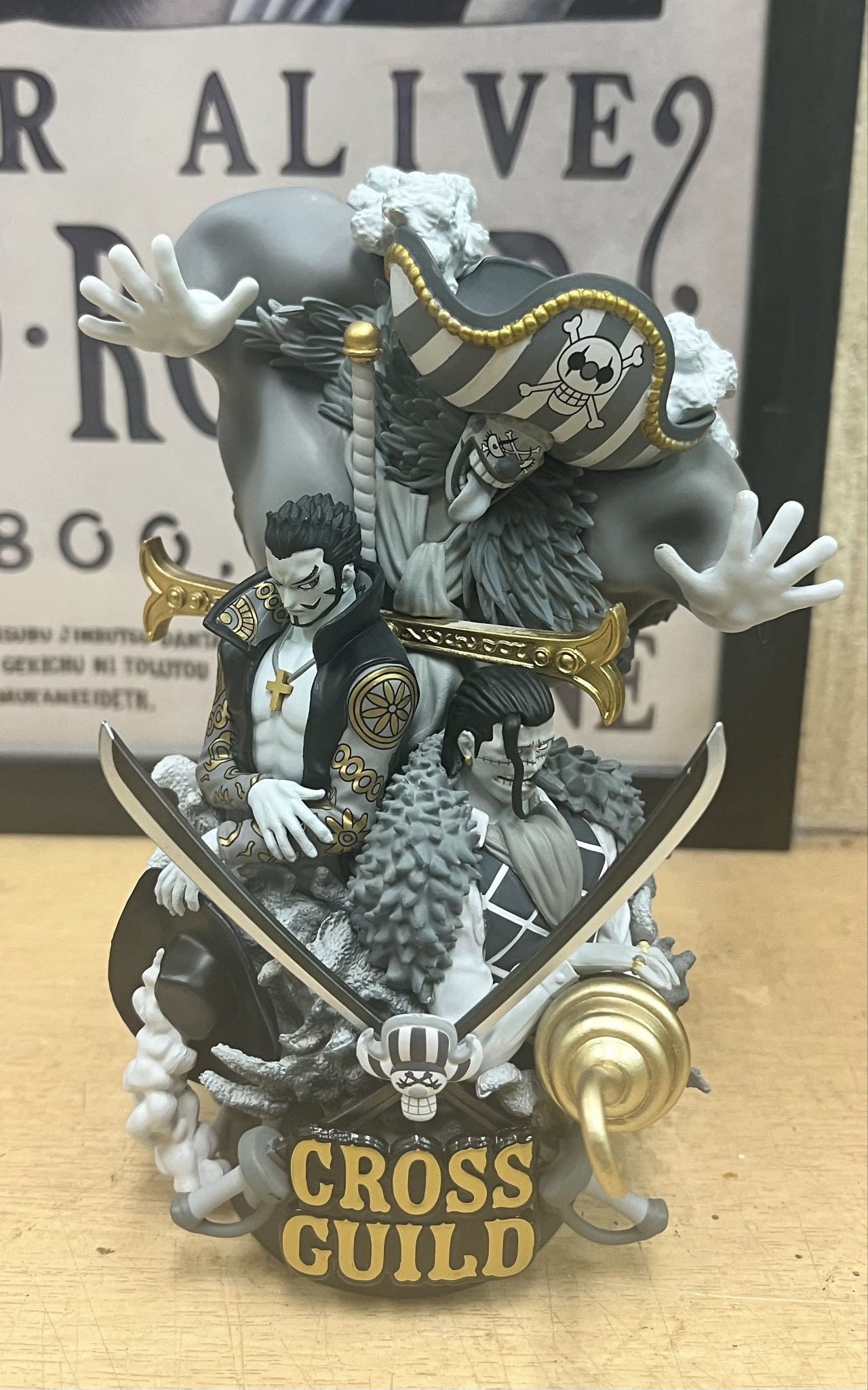 ONE PIECE トンガリ缶バッジクロスギルド　バギー　ミホーク　クロコダイル クロスギルド ミホーク＆クロコダイル＆バギー ワンピース缶