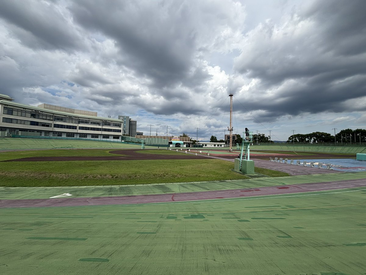 tokutakukeirin's tweet photo. 高校時代から12年間お世話になった向日町400mバンクでの建て替え前最後のバンク練習🚴‍♀️

4年後に綺麗な333バンクとムッチー見れるの楽しみに、しばらく練習環境変わるけど頑張るどー💪

#向日町競輪場 https://t.co/3ZTeOmqKEz