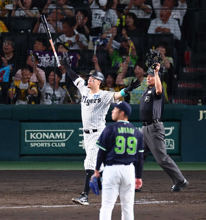 阪神・佐藤輝 40本塁打＆100打点のW達成！甲子園大喝采 虎の生え抜き