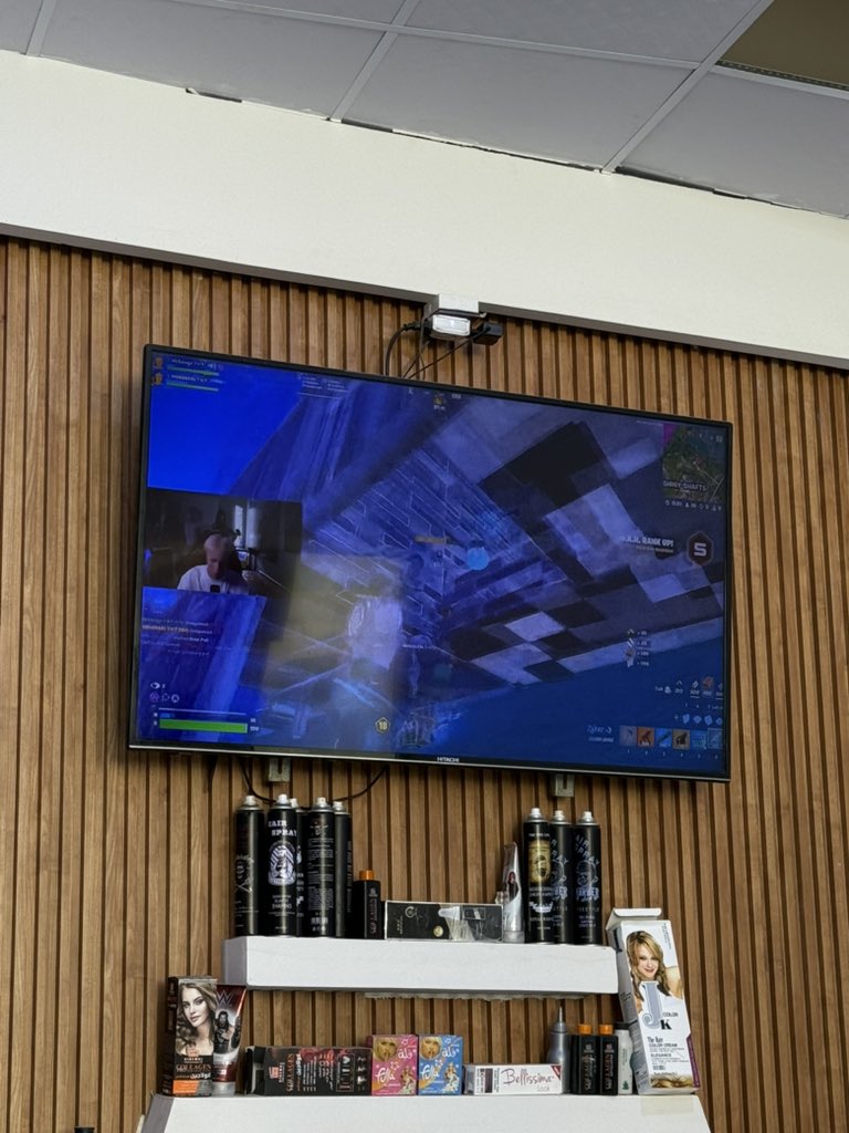 ModiskFN's tweet image. Even in the barber bro 🙏🏻☝🏿
@MrSavage