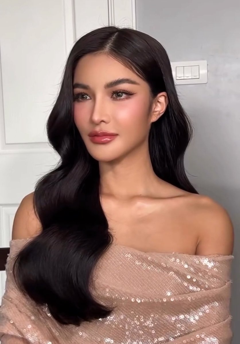 ออร่าพี่ดารามาก คนนี้สินะคะว่าที่นางเอฟซีรีส์แซฟฟิคคนต่อไป อุ้มทวีพรคือสวยจัดเลยอ่ะ สวยคมแต่ก็ละมุน ถูกต้องมากวันนี้ วิชวลตาแตก ✨⭐️

#อุ้มทวีพร #aoomtwp