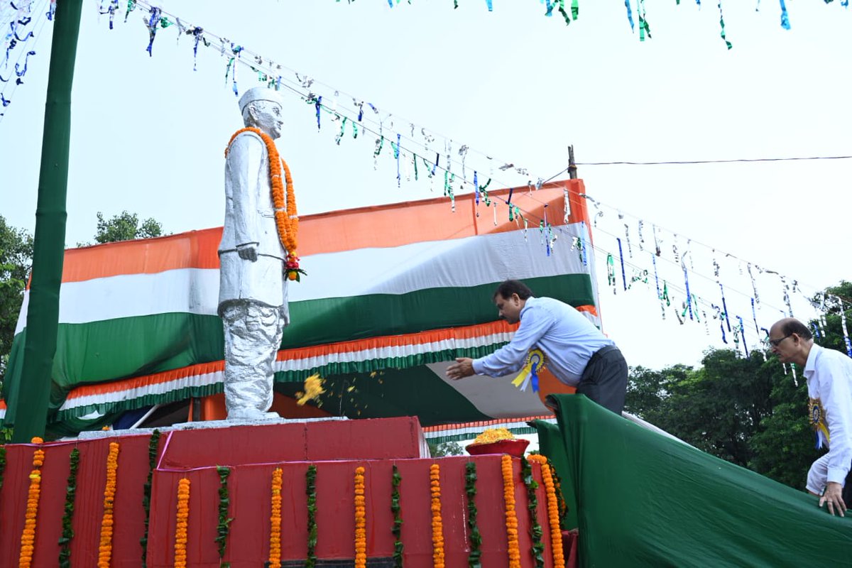 SAILBSL2's tweet photo. #लाल_बहादुर_शास्त्री_जयंती
भारत माता के महान सपूत पूर्व प्रधानमंत्री श्री लाल बहादुर शास्त्री की जयंती के अवसर पर अधिशासी निदेशक (मानव संसाधन) सुश्री राजश्री बनर्जी,अधिशासी निदेशक (सामग्री प्रबंधन) श्री सीआर मिश्रा तथा अधिशासी निदेशक (संकार्य ) श्री प्रिय रंजन ने अन्य वरीय अधिकारियों के साथ उनकी प्रतिमा पर माल्यार्पण कर श्रद्धा सुमन अर्पित करते हुए उनके आदर्शों और मूल्यों के प्रति अपनी प्रतिबद्धता दोहराई !!! 
@SAILsteel