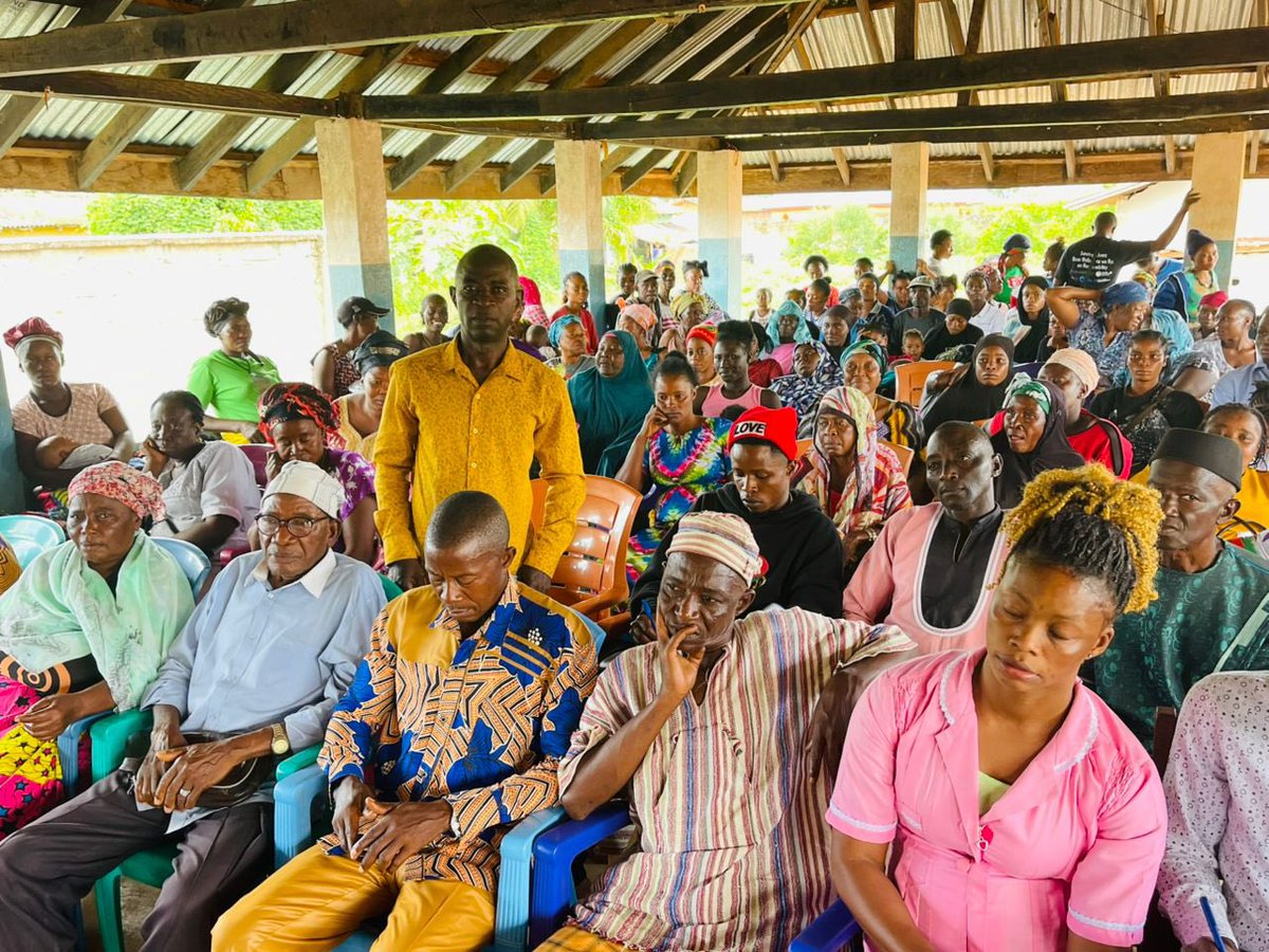 SendSierraleone's tweet image. With support from the @FCDOGovUK, through partnership with @Concern, we’re facilitating chiefdom-level stakeholder meetings across Kenema and Kono. 

The sessions brought together traditional leaders, health workers, DHMT representatives, FMC members, CHWs, TBAs, youth, women,…