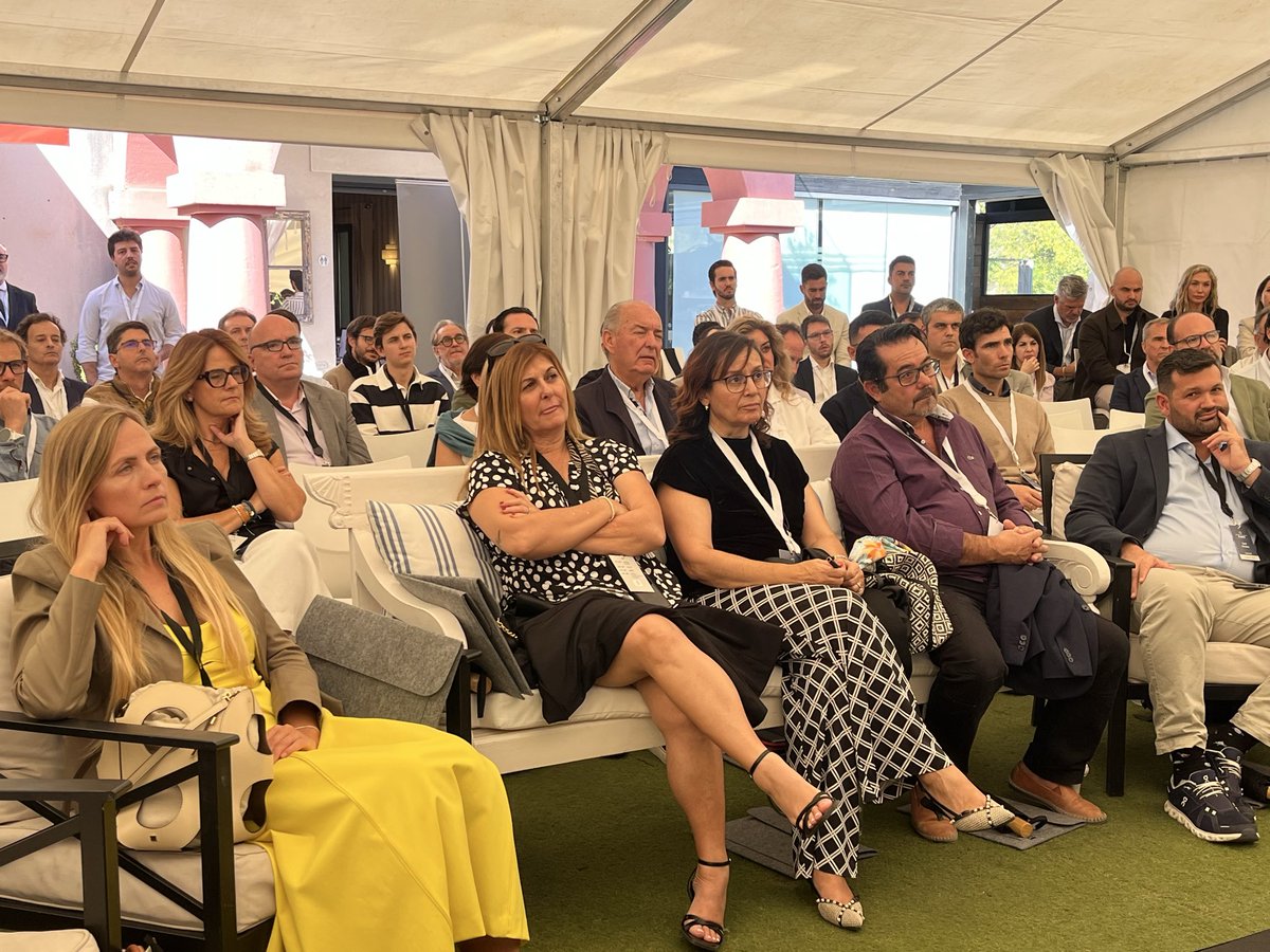 REConectaMadrid's tweet image. Es el turno de Luis Miguel Corral Pozuelo, analista de inversiones en Orienta Wealth; Borja Ortega, socio de Diaphanum Real Estate, y Agustín Vara de Rey y González-Coloma, CMO en Civislend.

Juntos conversan sobre formas de inversión alternativa ante los asistentes de #REConecta