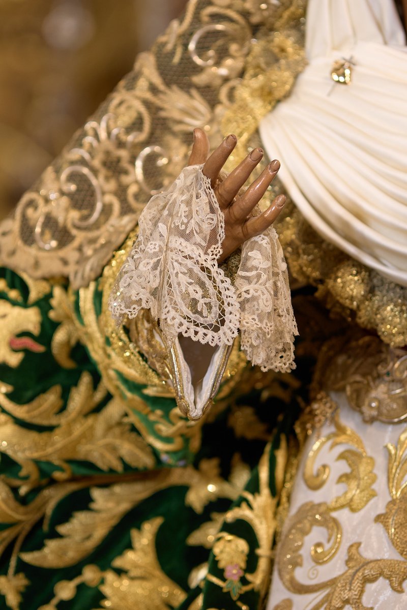 "Igual que un faro de amor,
eres Virgen Soberana,
Madre de los marineros,
Señora de la arrogancia,
orgullo de San Jacinto,
repique que nunca acaba,
canción de nuestra alegría,
puerto y altar de la Cava,
nave segura hacia el Cielo
y Esperanza de Triana".

#LaMisiónDeLaEsperanza