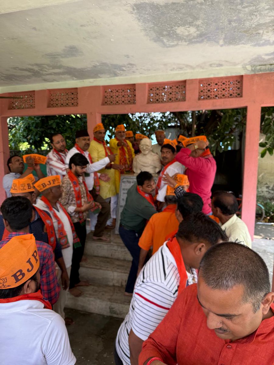 rssinghpatelbjp's tweet image. लालडिग्गी, मिर्ज़ापुर में कार्यकर्ताओं के साथ पहुँचकर राष्ट्रपिता महात्मा गांधी जी की प्रतिमा पर माल्यार्पण कर उन्हें श्रद्धांजलि दी। इस अवसर पर उनके जीवन मूल्यों, सत्य और अहिंसा के संदेश को स्मरण किया।