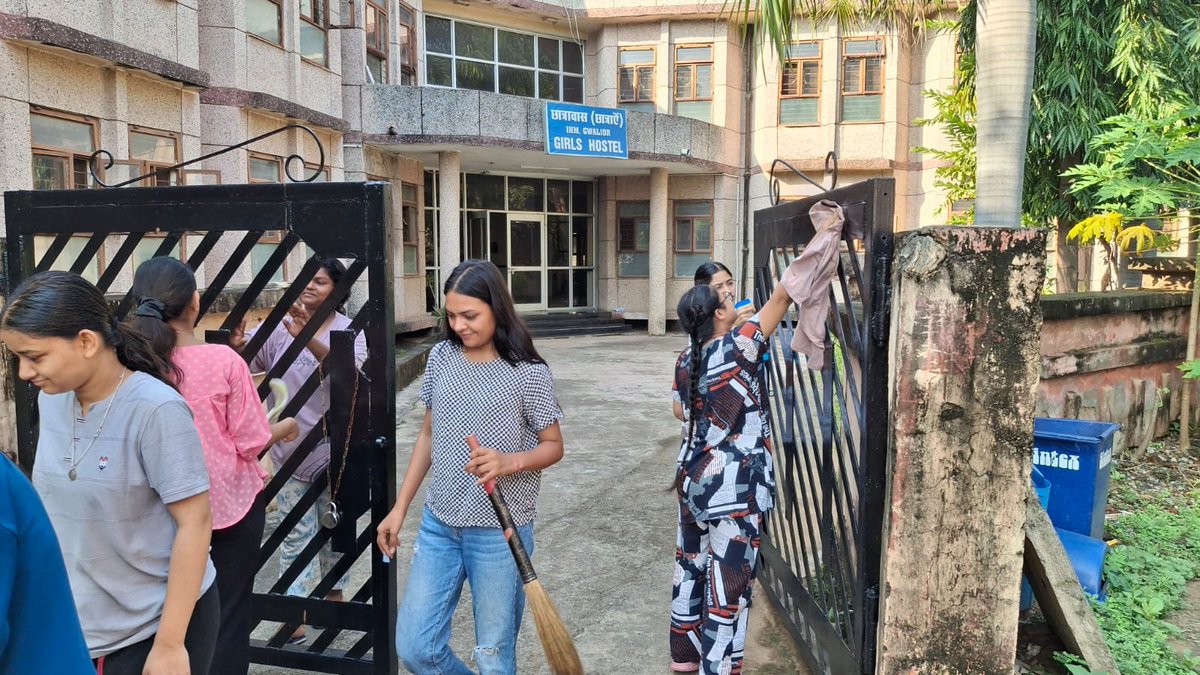 Special campaign 5.0
On the occasion of Mahatma Gandhi Jayanti and Swachta Diwas,the students cleaned their hostel premises. Also the cleaning staff of the institute were given recognition for their continuous work and efforts by the principal .