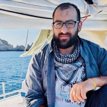 🔴 İsrail ablukasını tarihte kıran ilk adam, 

Kaptan Muhammed Küçük.

Geminin elektrik ve telsiz sistemini kapatarak, geminin takibini engelleyerek Mikado Gemisi’yle Gazze karasularına girmeyi başardı.

İsrail Gazze sahilinde gözaltına alabildi.