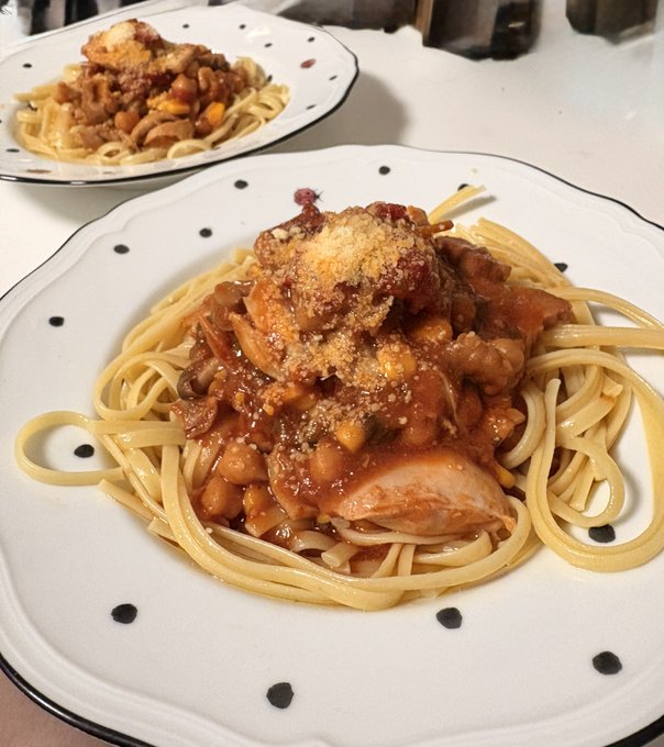 昨日はゴロっと若鶏のミートソース🍝✨
今日はアヒージョペペロンチーノ🧄✨ 