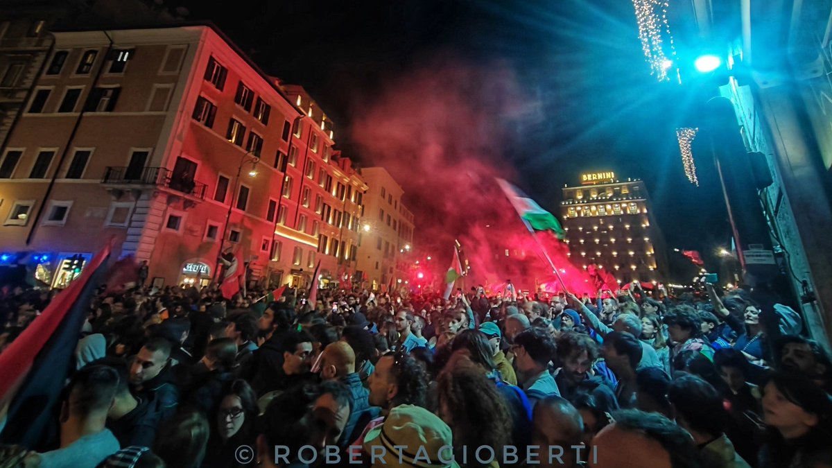 stafe76's tweet photo. The people of Rome are even greater than its monuments. They don't show it often, though. Yesterday they did. 
#FreePalestine #FlotillaUnderAttack #FlotillaSumud #blockeverything https://t.co/im6KPi5DG5