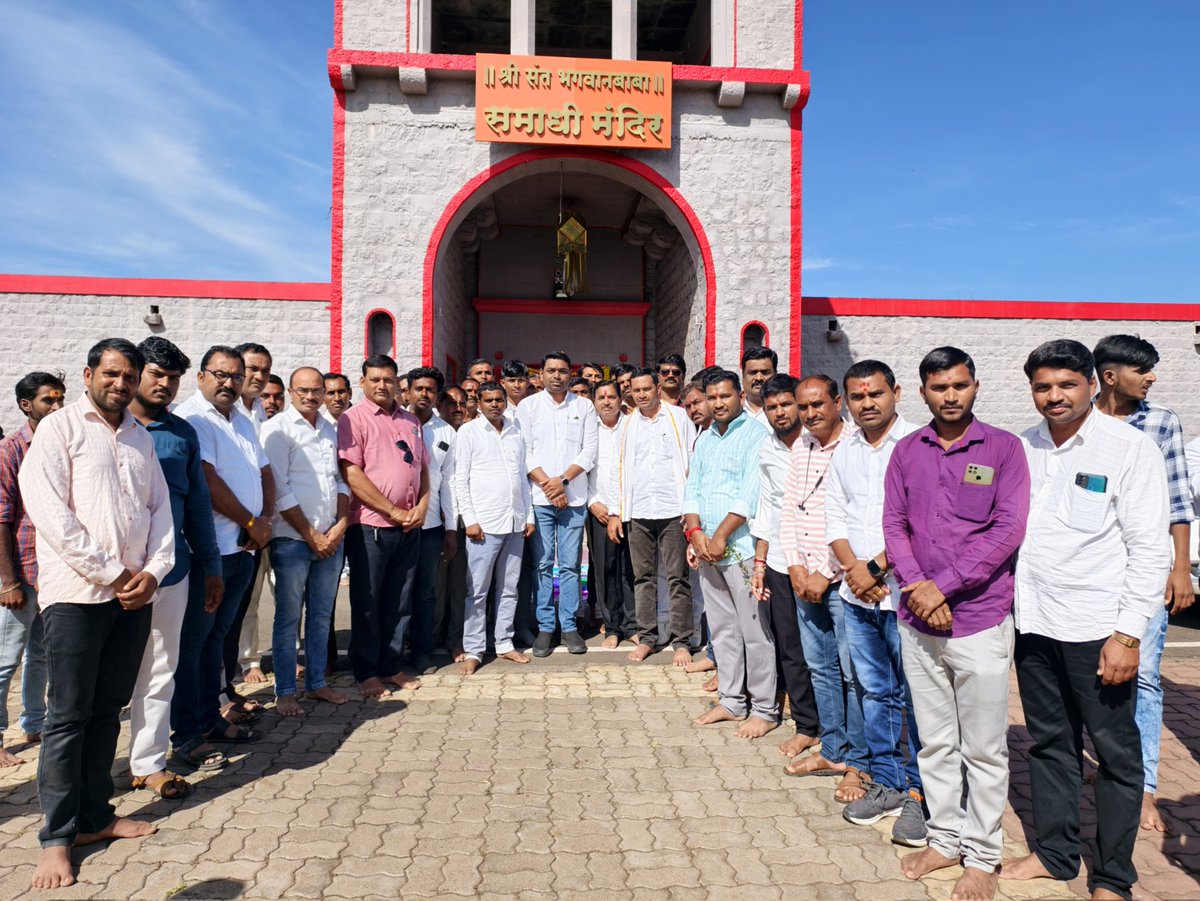 आज श्री क्षेत्र भगवान गड येथे जाऊन ऐश्वर्यसंपन्न संत भगवानबाबा यांच्या समाधीचे मा.ना.धनंजयजी मुंडे साहेब यांच्या समवेत दर्शन घेतले.
यावेळी गडाचे महंत, गुरुवर्य, ह.भ.प. न्यायाचार्य डॉ.नामदेव शास्त्री महाराज यांचे आशीर्वाद घेऊन दसऱ्याच्या शुभेच्छा दिल्या.

#santbhagwanbaba
