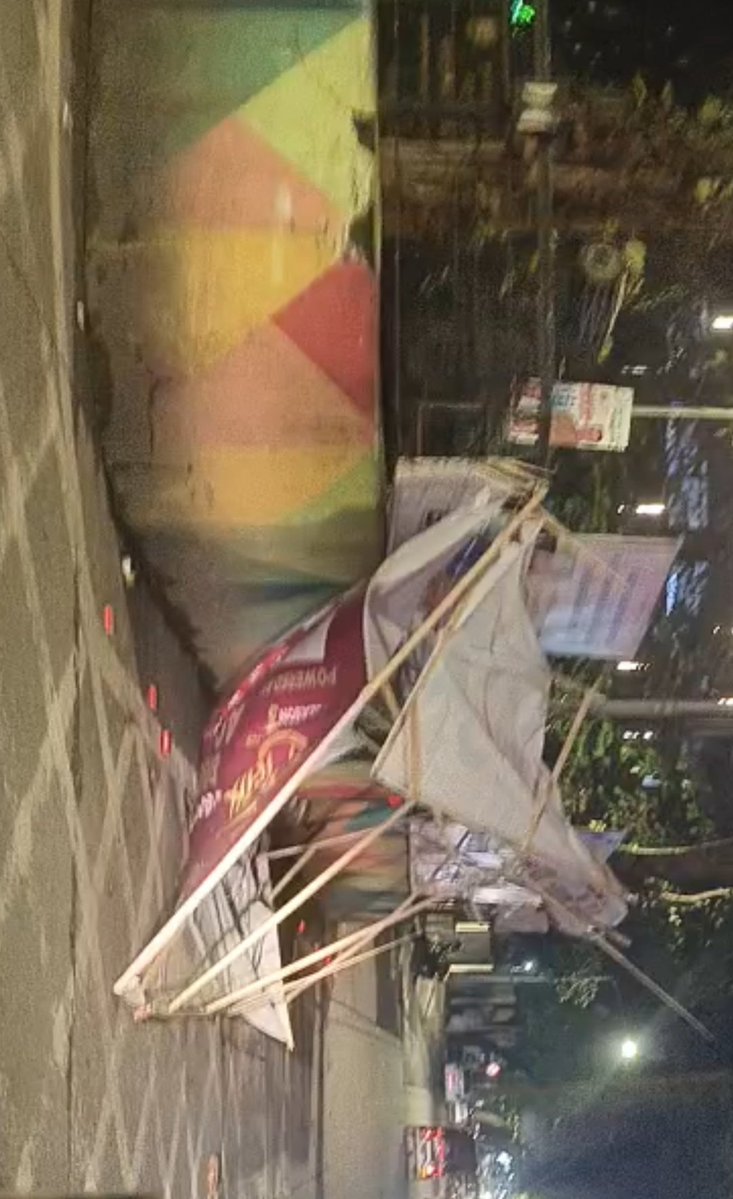 FightAgainstCr's tweet image. Last night video showing a flex banner of a local politician placed on the Ram Mandir signal near Bhagwati Hospital. The banner broke and fell on the road.

If any accident had occurred, who would be responsible❓
@mybmc
#Mumbai #BMC #PublicSafety #IllegalHoarding