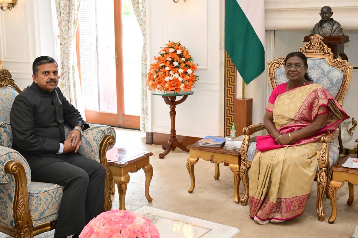 IIFCL's tweet image. Shri Palash Srivastava, Managing Director - India Infrastructure Finance Company Limited (@IIFCL), calls on the Hon&apos;ble President of India at Rashtrapati Bhavan.
The discussions centered around social sector interventions and IIFCL’s impactful CSR initiatives. @rashtrapatibhvn…