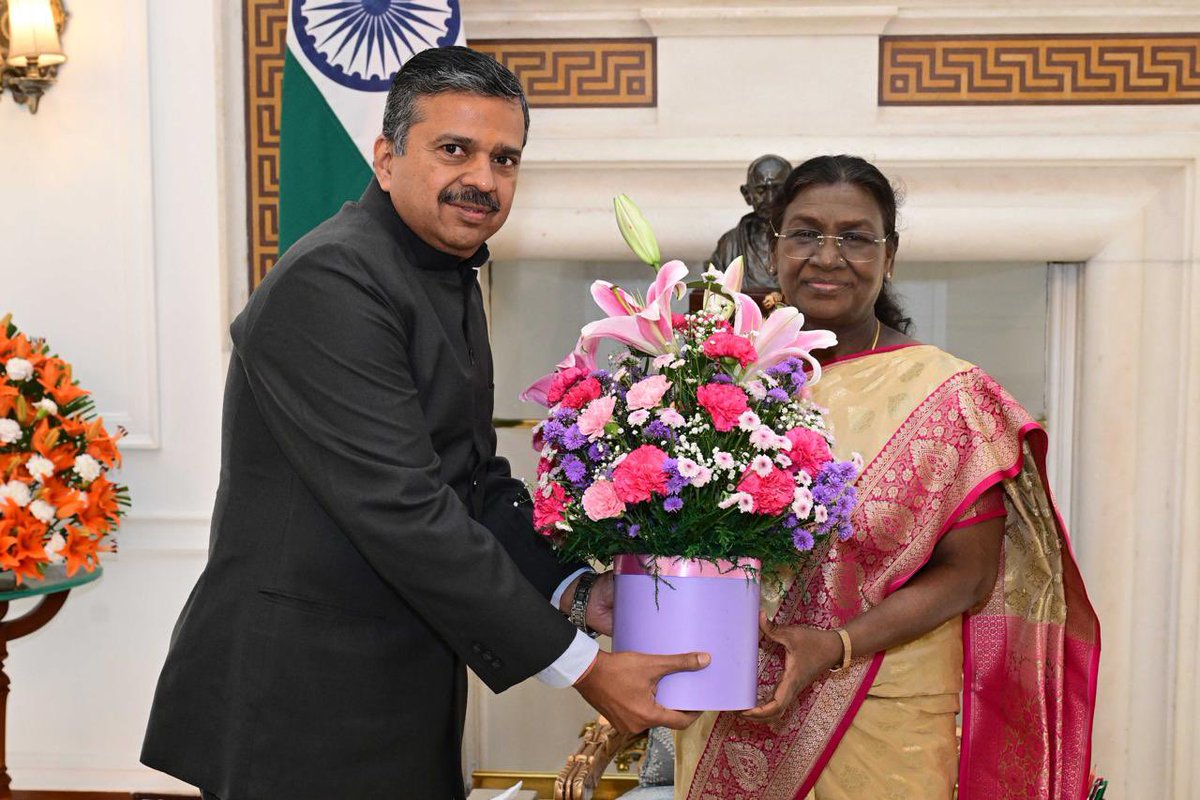 IIFCL's tweet image. Shri Palash Srivastava, Managing Director - India Infrastructure Finance Company Limited (@IIFCL), calls on the Hon&apos;ble President of India at Rashtrapati Bhavan.
The discussions centered around social sector interventions and IIFCL’s impactful CSR initiatives. @rashtrapatibhvn…