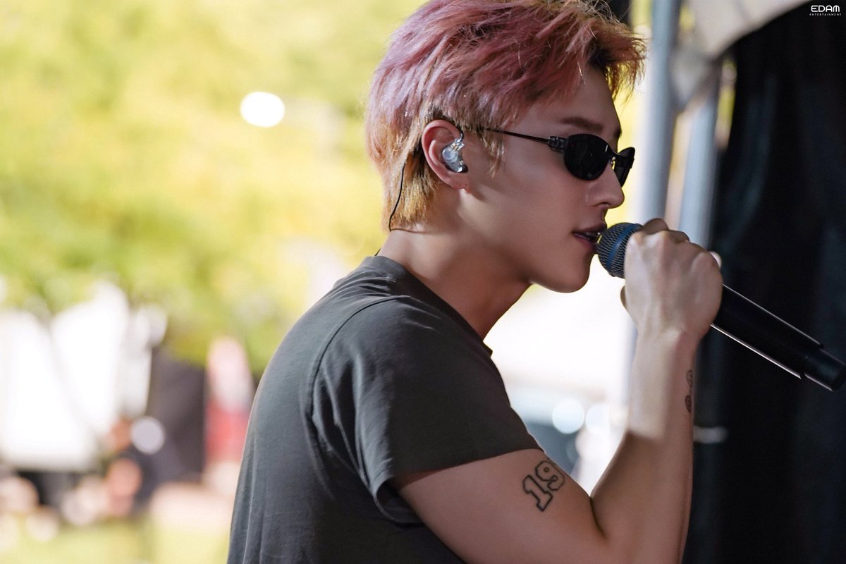 หล่อ ใส่แว่น ถือไมค์ รอยสัก ยอนแกเท่จะบ้า