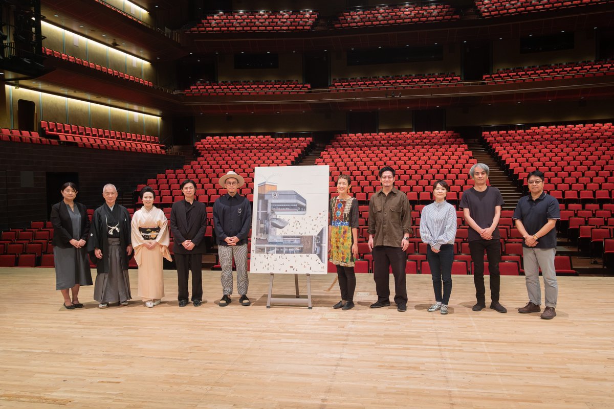 ＼＼＼ロームシアター京都10周年記念事業取材会／／／
📸フォトセッションの様子を公開✨
昨日、10周年記念事業ラインアップを発表する取材会を開催しました。取材会の会場はメインホールの舞台上 🎉
取材会では、10周年記念事業に関わっていただく皆さまとメインビジュアルを手掛けていただいたtupera