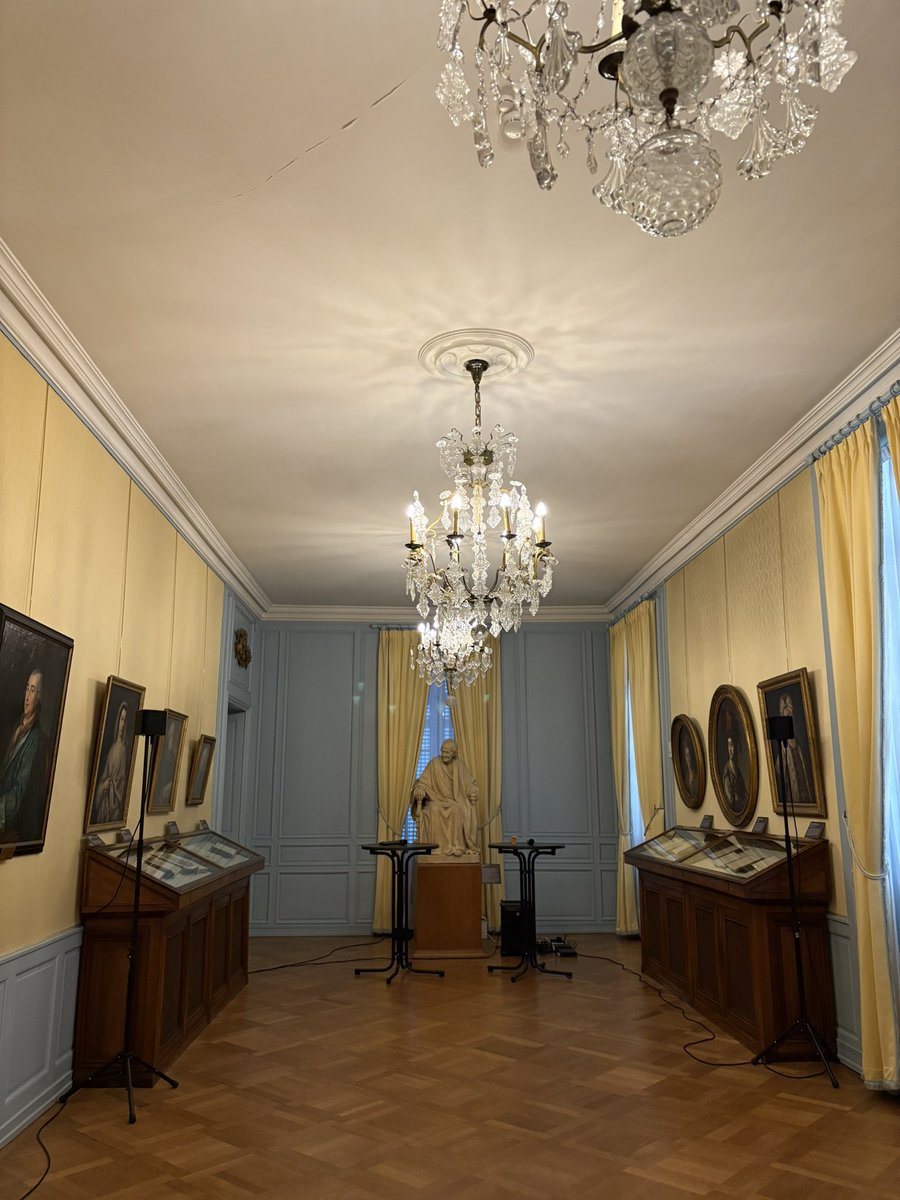 Monsieur Voltaire vigilava mentre jo parlava de Mercè Rodoreda i d’Aurora Bertrana, amb l’entusiasme habitual, ahir vespre a Les délices, al costat de Sébastien Farré i Adrià Budry Carbó, en una sessió organitzada per Cristina Rosario Martínez Torres, <a href="/UNIGEnews/">Université de Genève</a>. <a href="/RENACIMIENTOED/">Editorial Renacimiento</a>