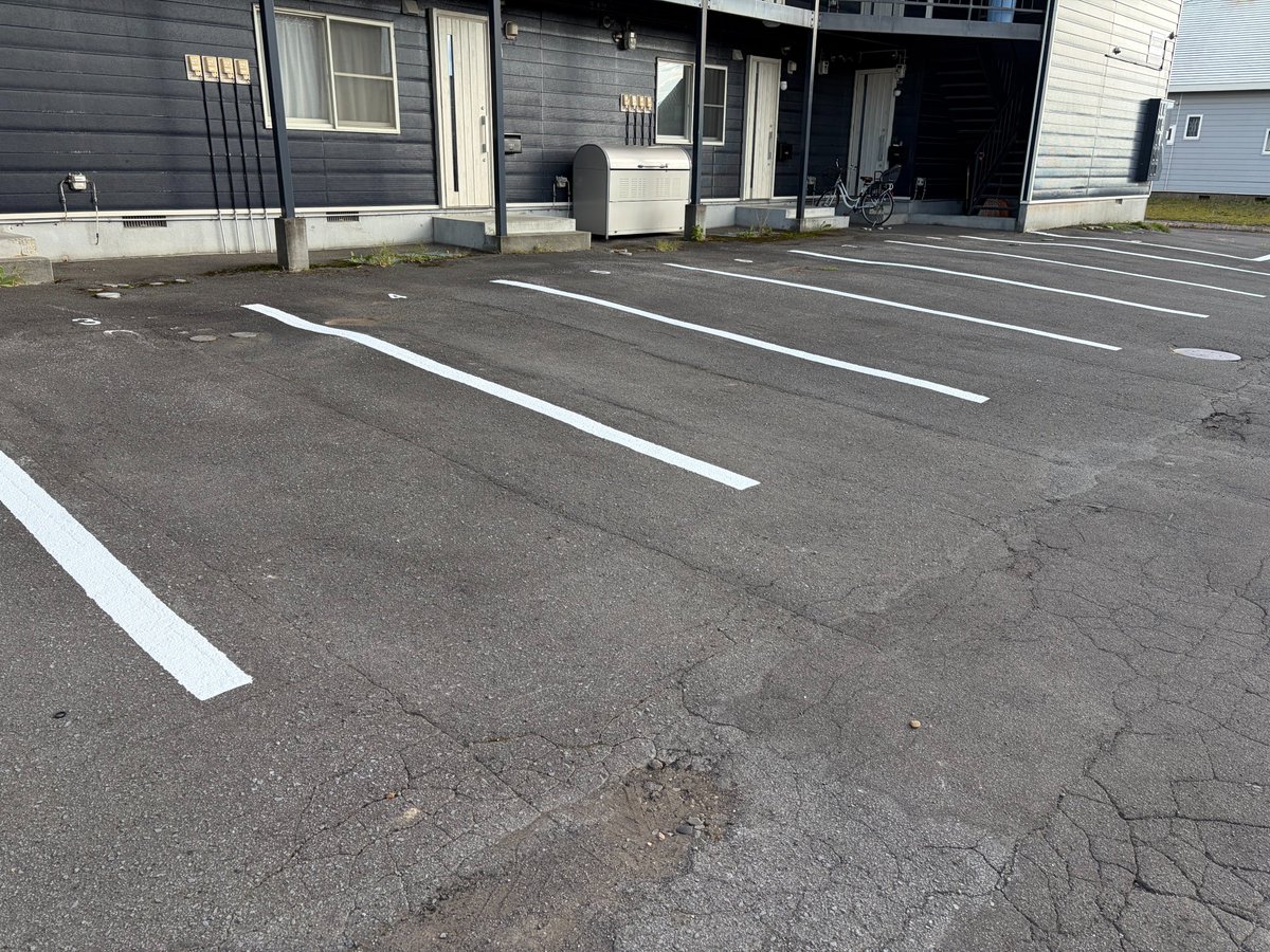 taniguchi_ss's tweet photo. こんにちは😊管理物件の駐車場ラインがとーっても薄くなっておりましたので、本日ラインを引いていただきました🎵天気も良く、順調に作業も終わり助かりました。入居者様も停めやすくなるといいなぁ🤗
#滝川市 ＃ちょうどいい田舎
＃不動産会社
＃管理物件
#駐車場ライン引き https://t.co/zRfbsEnl5c