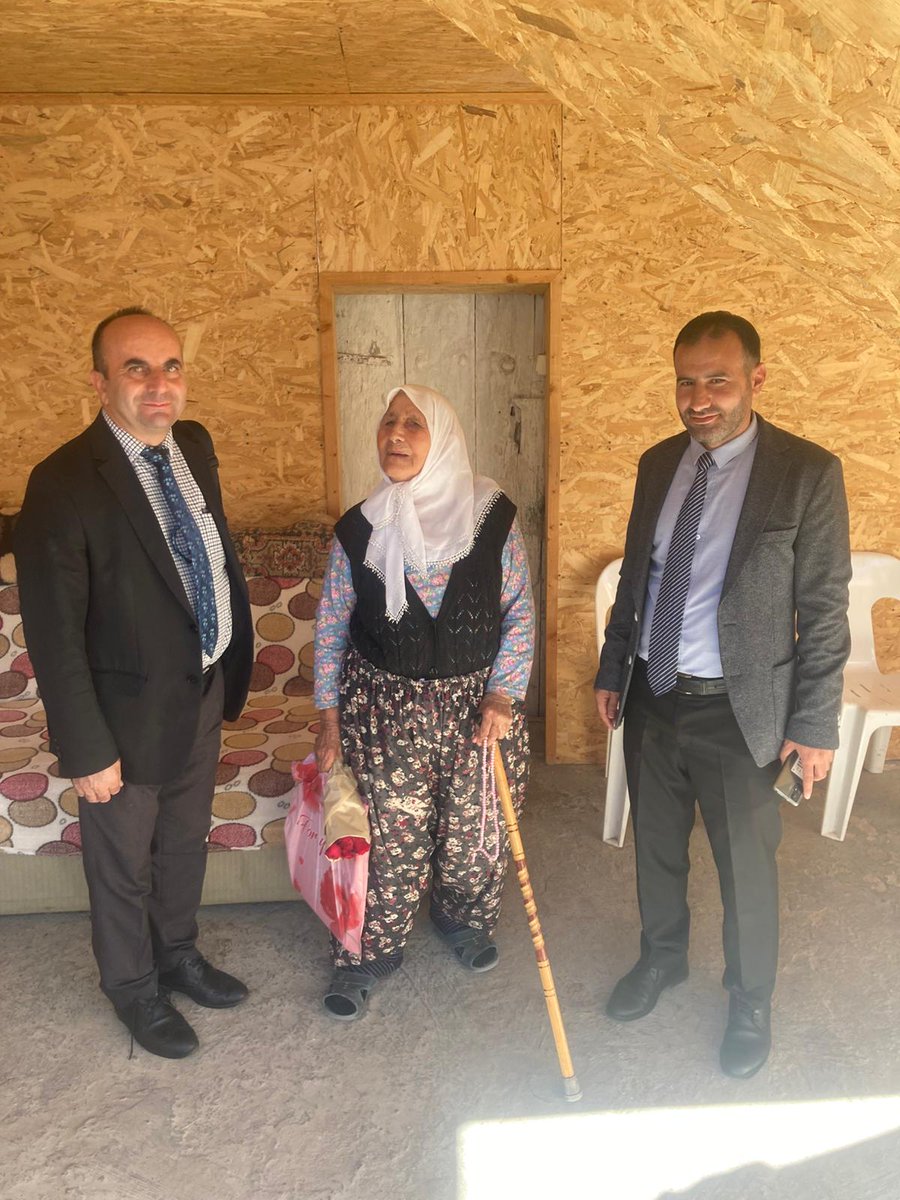 İlçe Kaymakamımız Sn. Selami IŞIK, beraberinde İlçe Müftüsü Mehmet ÇETİN, SYDV Müdürü Muhammet CEYLAN ve Sosyal Yardım ve inceleme görevlisi Şifa GÜMÜŞ ile birlikte 107 yaşındaki Hatice Tokmak’ı,  97 yaşındaki Mukaddes Bulut’u ve  89 yaşındaki Emine Duygu’yu evinde ziyaret etti.