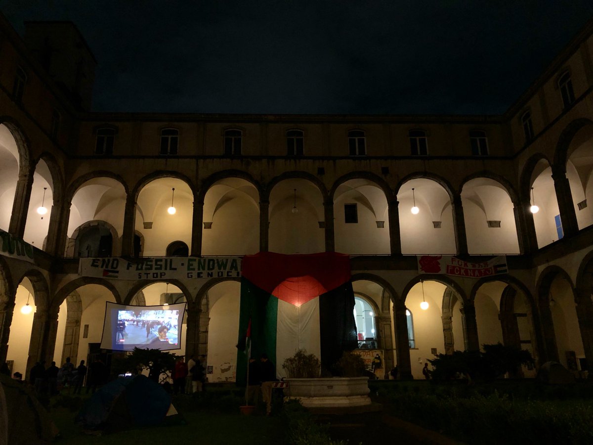 Università di Napoli Federico II, sede di Via Porta di Massa, Dipartimento di Studi Umanistici. 
Stanotte.