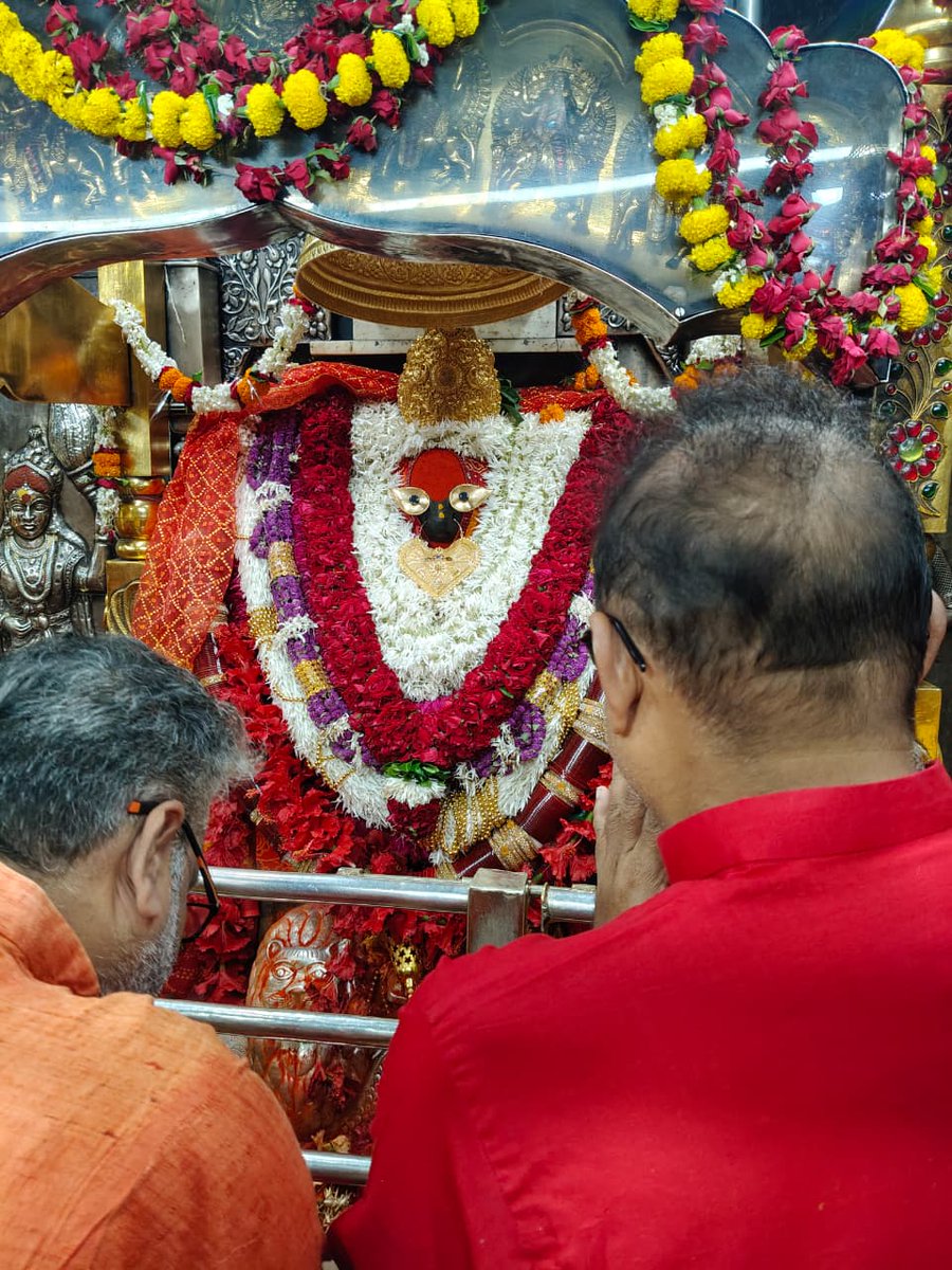 AshokChoudhaary's tweet image. 'नीलकंठ तुम नीले रहियो,
दूध-भात का भोजन करियो,
हमरी बात राम से कहियो'

हर वर्ष की तरह इस बार भी #विजयादशमी के शुभ अवसर पर विंध्याचल में माँ विंध्यवासिनी के दर्शन के बाद नीलकंठ महाराज के दर्शन का सौभाग्य प्राप्त हुआ।

#शुभ_विजयादशमी
#happydusshera