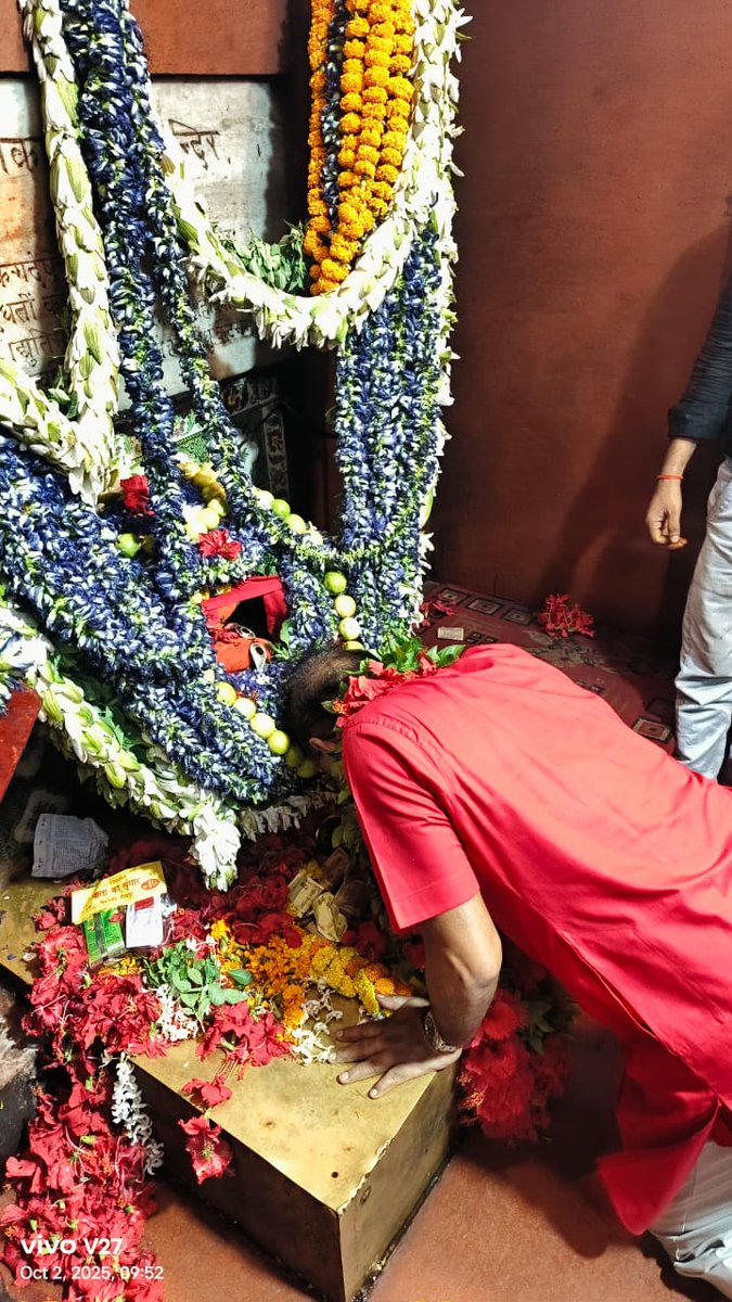 AshokChoudhaary's tweet image. 'नीलकंठ तुम नीले रहियो,
दूध-भात का भोजन करियो,
हमरी बात राम से कहियो'

हर वर्ष की तरह इस बार भी #विजयादशमी के शुभ अवसर पर विंध्याचल में माँ विंध्यवासिनी के दर्शन के बाद नीलकंठ महाराज के दर्शन का सौभाग्य प्राप्त हुआ।

#शुभ_विजयादशमी
#happydusshera