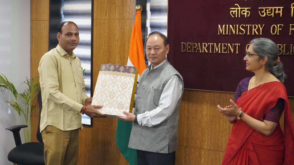 DPE_GoI's tweet image. Secretary, Department of Public Enterprises, Shri K. Moses Chalai, felicitated #SafaiMitra by distributing uniforms and medical kits under the #SwachhataHiSeva2025 campaign. 

This initiative recognises the invaluable contribution of Safai Mitras in keeping our surroundings clean…