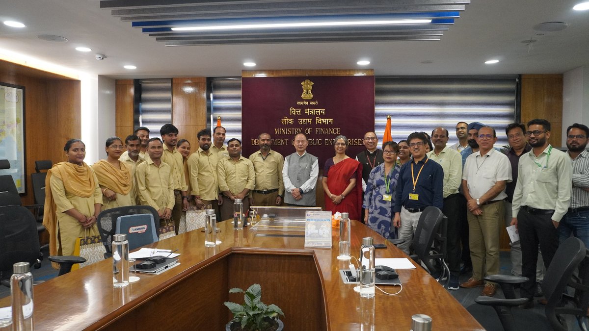 DPE_GoI's tweet image. Secretary, Department of Public Enterprises, Shri K. Moses Chalai, felicitated #SafaiMitra by distributing uniforms and medical kits under the #SwachhataHiSeva2025 campaign. 

This initiative recognises the invaluable contribution of Safai Mitras in keeping our surroundings clean…