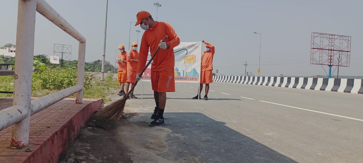 🧹15 NDRF conducted a Cleanliness Drive under the #SwachhataHiSeva2025 Campaign at BN HQ and various out team locations.

💫The drive aimed to spread awareness on hygiene, waste management &amp; community participation, reinforcing the spirit of a Clean &amp; Green India. 🌿

#cleanindia