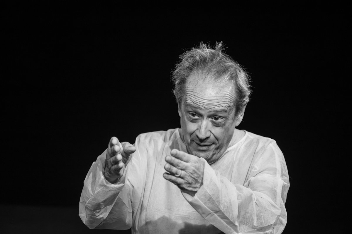 Carta a l'Oriol Genís:
... la Cunillé, l’Albertí i tu, feu que l’espectador desdobli els sentits, feu surar un segon llenguatge per damunt de tot i intenteu donar coherència on no n’hi ha massa (Miquel)

COMPTO CADA PASSA MEVA SOBRE LA TERRA @salaAtrium tuit.cat/Kka3i