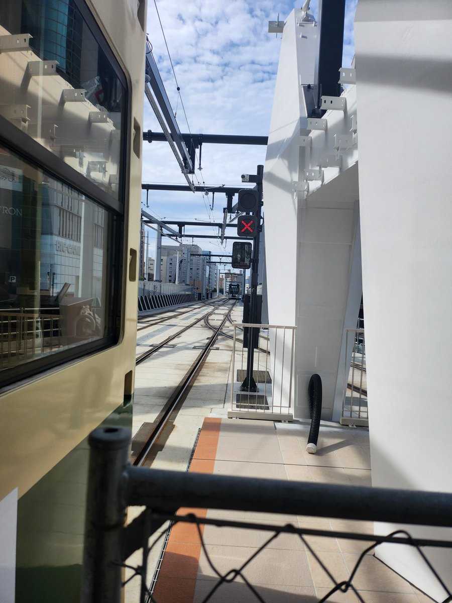 sasukeshido's tweet image. 広島駅の電車の発着場所が綺麗になって初めていった。生粋の広島人としてあんなにぼろっちくて、不便だった駅前がどんどん開発されて、綺麗になるのは喜ばしい。これで人口流出が減ればなぁ。