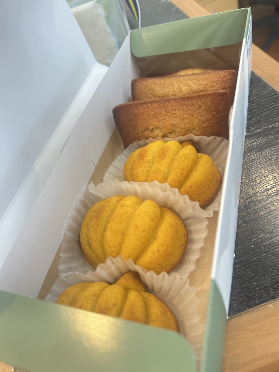 WebSystemTec's tweet image. お疲れ様です。☕
健康診断が控えているので甘いものを我慢するはずが…差し入れに完敗しました。
食欲の秋ですね～ 🫢🍁
 
#WST #企業公式相互フォロー