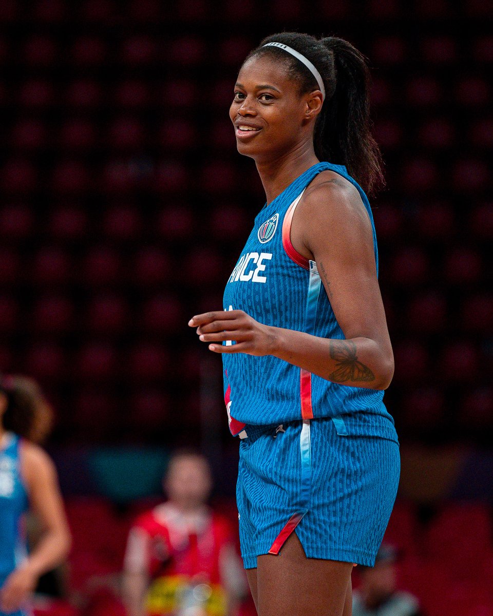 FRABasketball's tweet image. Premier trophée pour Ayayi, Salaün et Astier 🏆

Les trois internationales ont remporté hier avec Prague, la Supercoupe d'Europe au Palacium en dominant Villeneuve d'Ascq (77-86) 🙌

#PassionnémentBleu | #SuperCupWomen