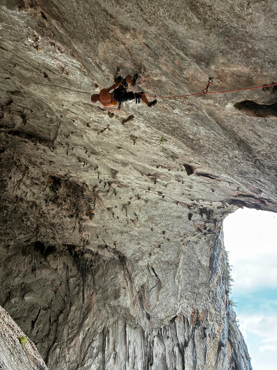 Escalando "Fujur" 8c 🔴 en Carcalosa.
Otra ruta espectacular de movimientos acrobáticos y muy física.
100% recomendable👌
📸Elena
¡Vamossss!

<a href="/thenorthface/">The North Face</a> <a href="/Sportiva/">La Sportiva</a> <a href="/turismogc/">GranCanaria.com 🌴☀️</a>