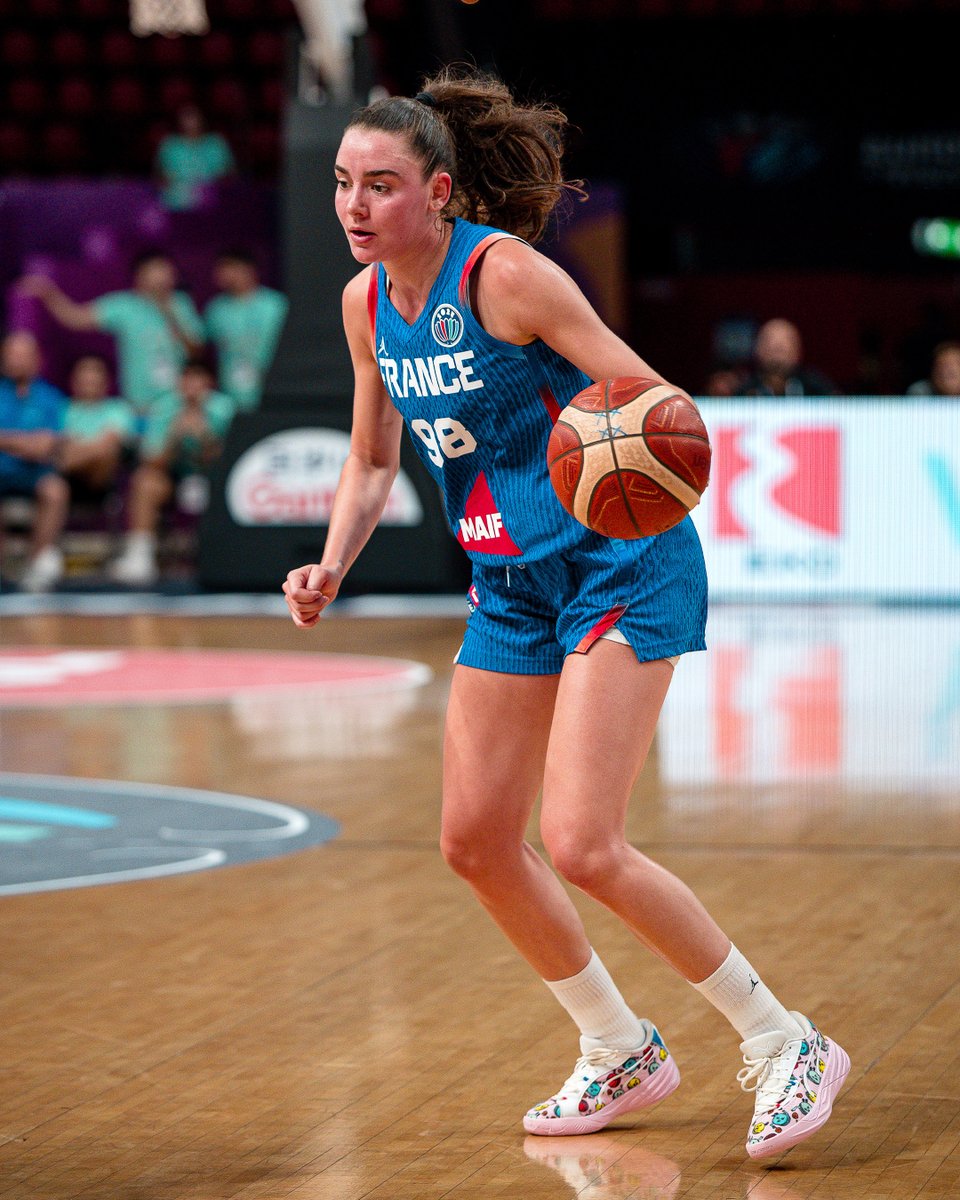 FRABasketball's tweet image. Premier trophée pour Ayayi, Salaün et Astier 🏆

Les trois internationales ont remporté hier avec Prague, la Supercoupe d'Europe au Palacium en dominant Villeneuve d'Ascq (77-86) 🙌

#PassionnémentBleu | #SuperCupWomen