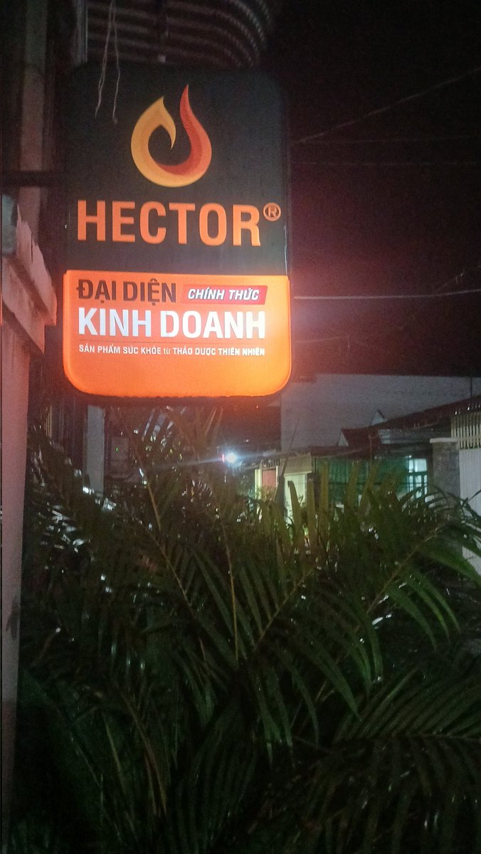 Một buổi chiều muộn, sau trận mưa tầm tã, đi ngang khu chợ gần nhà thấy vắng hoe, chỉ lác đác vài sạp còn hắt đèn. Mình chạy chầm chậm tới ngã tư, lướt mắt lên vỉa hè có một em trai kê bàn nhỏ bán bánh flan, ẻm ngồi một mình một cõi. Đi qua một đoạn,