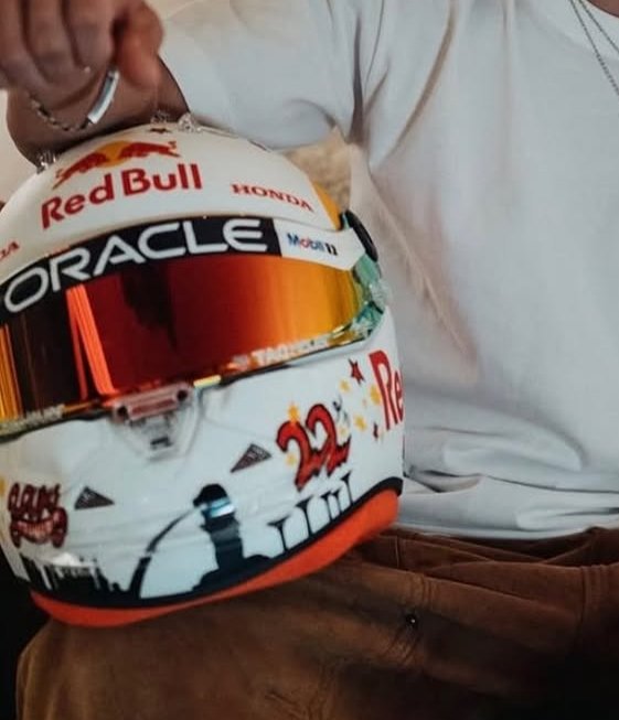 F1HLM's tweet photo. Helmet design of Yuki Tsunoda for the #SingaporeGP
🎨 Adrien Paviot Designs / BS DESIGNS
#yt22 #tsunoda #rbf1 #redbull #f1 #formula1 #motorsport https://t.co/UcAA2IDfH4