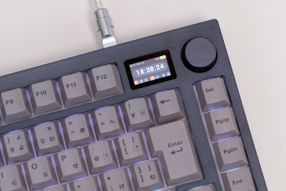 MastDesign723's tweet photo. 【#PR】Mistel MD750 Delight JIS レビュー
🔗https://t.co/TYyw2PMxNu

スイッチオプションは Gateron G Pro 3.0 のほか、Outemu Cream Yellow Pro モデルもあります。
Cream Yellow Pro は珍しい静音タクタイルで新感覚の心地良さ！
静音好きの方は要チェックです。

- キーボードの主な構成 -
✅アローキーなど独立タイプの75％レイアウト
✅日本語JIS配列（かな印字あり）
✅ABSケース、ドングル収納付き
✅1.2インチLCDスクリーンとアルミニウムノブ
✅Tri-モード接続対応（技適認証取得済み）
✅ガスケットマウント

こんな感じでモリっと詰め込まれています。
ただし、カスタマイズソフトは対応していないという部分だけが惜しいところ。
75% JIS配列なら一通りキーが揃っているので、リマップできなくでも不便はないという人の方が多いのでは？

レビュー動画は後日公開予定です！