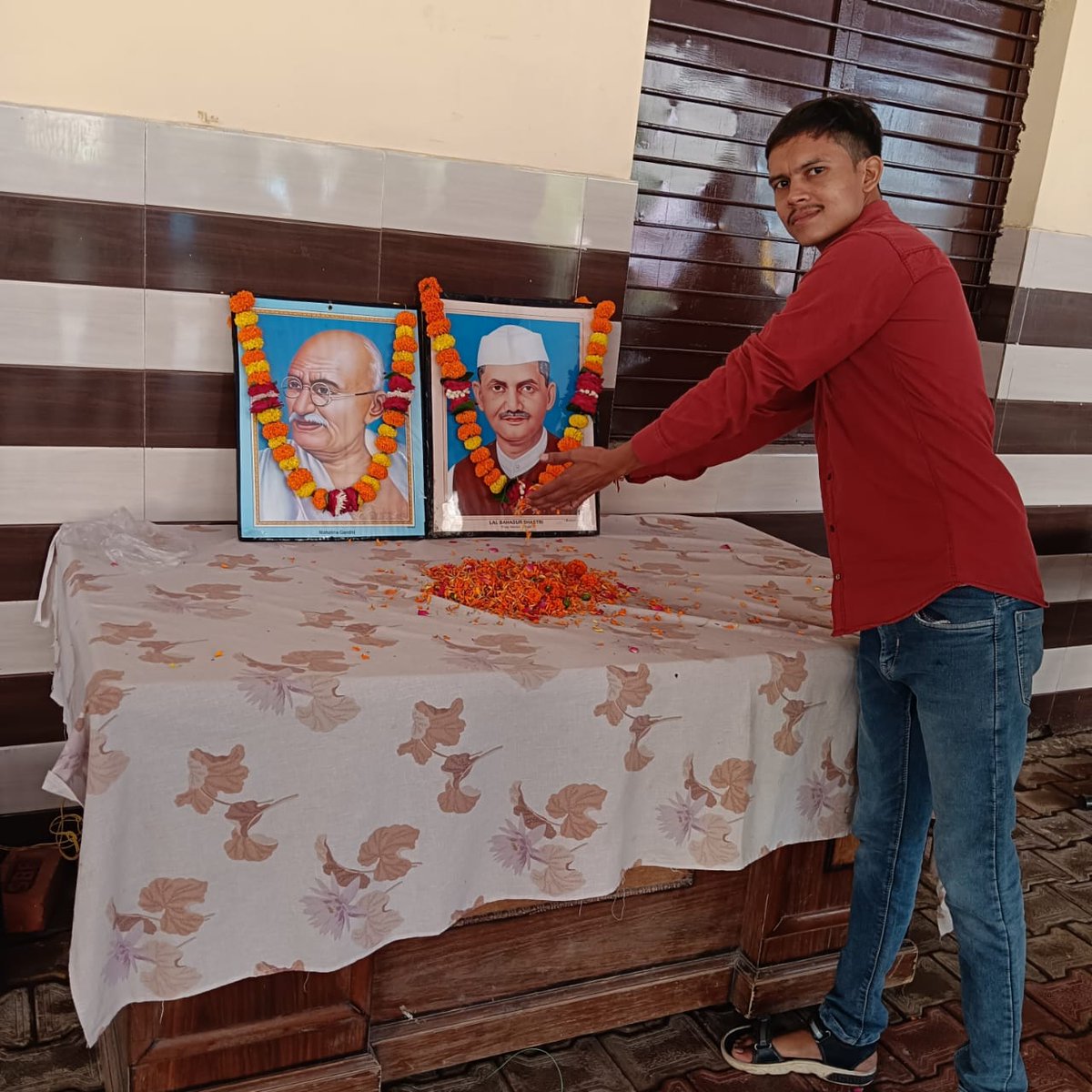 HarraNagar's tweet photo. आज नगर पंचायत हर्रा, मेरठ।में 2 अक्टूबर को गांधी जयंती के उपलक्ष्य पर ध्वज रोहण किया गया।
#HarGharSwachhata 
#PlasticFreeUP 
#sbmurbangov 
#SwachhBharat 
#ISUPPORTPLASTICBAN 
#sbmup https://t.co/hKYsDoJI1C