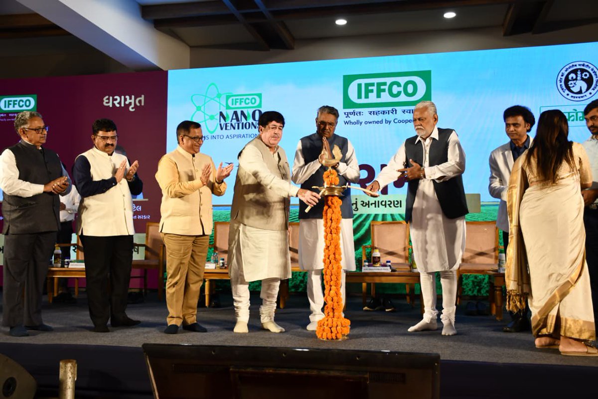 @iffco_pr की संयुक्त परियोजना @NanoVentions किसानों को समर्पित एक नया कृषि उत्पाद “धरामृत” लॉन्चिंग कार्यक्रम का दीप प्रज्वलन कर शुभारंभ किया।

कृषि मंत्री राघवजीभाई पटेल, राजकोट के सांसद पुरुषोत्तमभाई रुपाला, इफको के प्रबंध निदेशक के जे पटेल, विपणन निदेशक योगेन्द्रकुमार, इफको