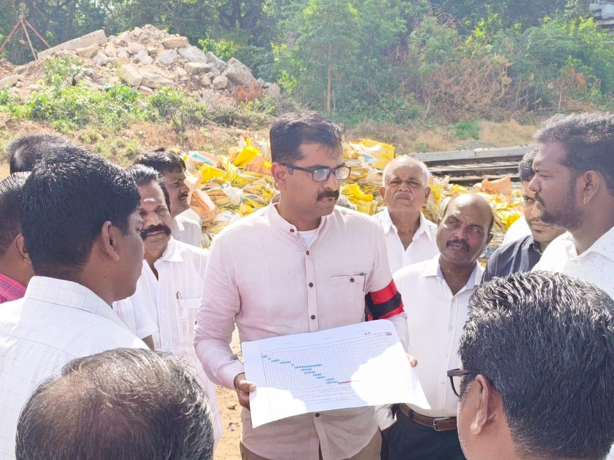 duraivaikooffl's tweet image. இன்று (02.10.2025) காலை 9 மணியளவில், எனது திருச்சி நாடாளுமன்ற தொகுதியில், திருச்சி மாநகரின் முக்கியப் பகுதியில் அமைந்துள்ள மாரிஸ் மேம்பாலத்தின் கட்டுமானப் பணிகளையும், 10 மணியளவில் அரிஸ்டோ மேம்பால கட்டுமானப் பணிகளையும் இரயில்வே, மாநகராட்சி, மாநில நெடுஞ்சாலைத்துறை அதிகாரிகள்…